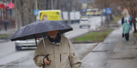 Мокрый снег. Дождь. Зонтик. Пенсионер - Газета Бийский рабочий