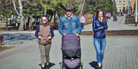 Апрель. Тепло. Петровский бульвар. Родители с коляской - Газета Бийский рабочий