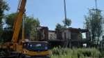 Работает тяжелая техника: в Бийске сносят аварийные дома на ул. Разина