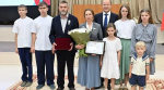 Семья бийчан, воспитывающих девятерых детей, удостоена государственной награды